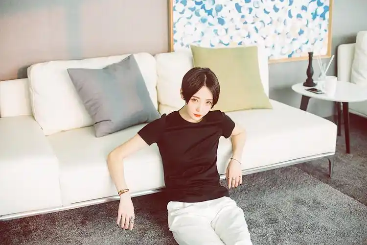 去购买 去购买 夕又米是内地知名时尚博主,潮人,服装设计师,以酷酷