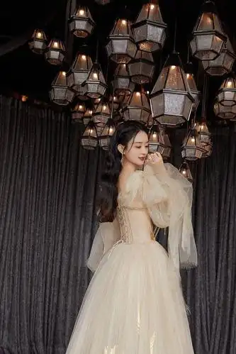 赵丽颖礼服束腰尽显完美腰身.赵丽颖妆容精致,肩颈线条优越.