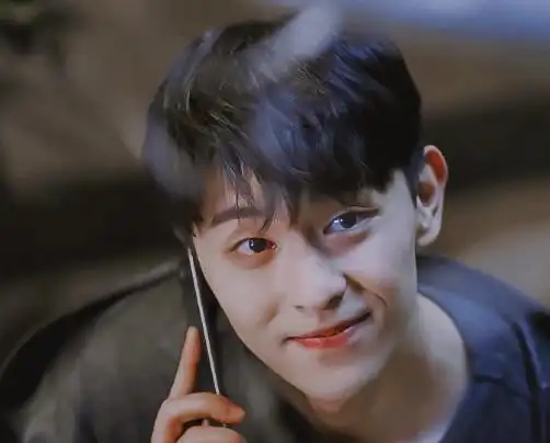 邓伦最近桃花运这么旺刚和李沁换了情侣头像扭头就被朋友求婚