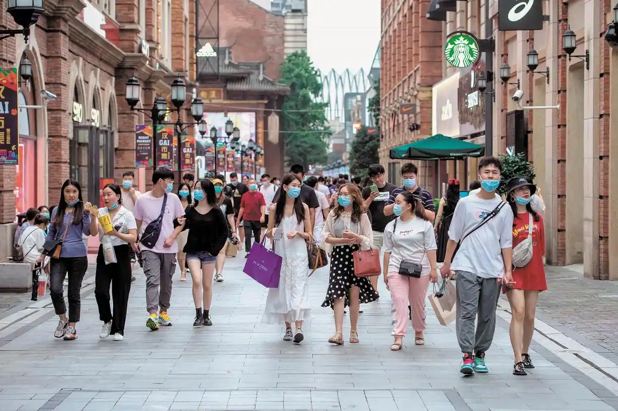 7月16日,武汉市楚河汉街,市民逛街购物.(湖北日报全媒记者 蔡俊 摄)