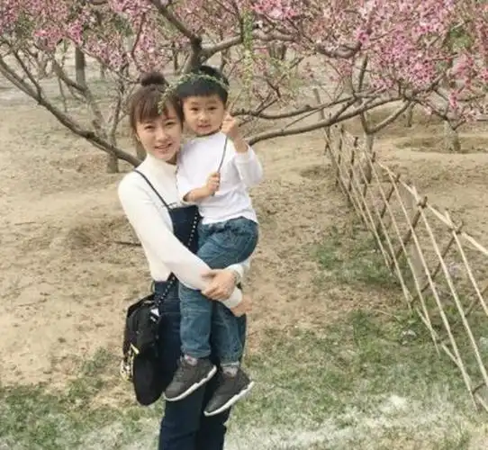 潘阳5岁儿子近照曝光,简直是翻版潘长江,素颜的潘阳好漂亮!
