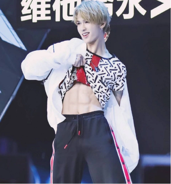 有一种腰叫肖战的腰!看完娱乐圈的这些"男腰精",我酸了!