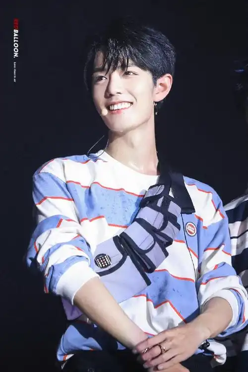 肖战#身穿蓝白条纹美邦的元气小赞超经典的一套look肆意挥洒汗水辗排