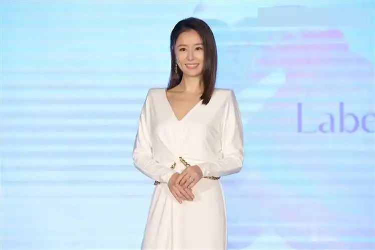 林心如回应霍建华在大陆复工,称是件好事,她也宣布新节目在大陆上线