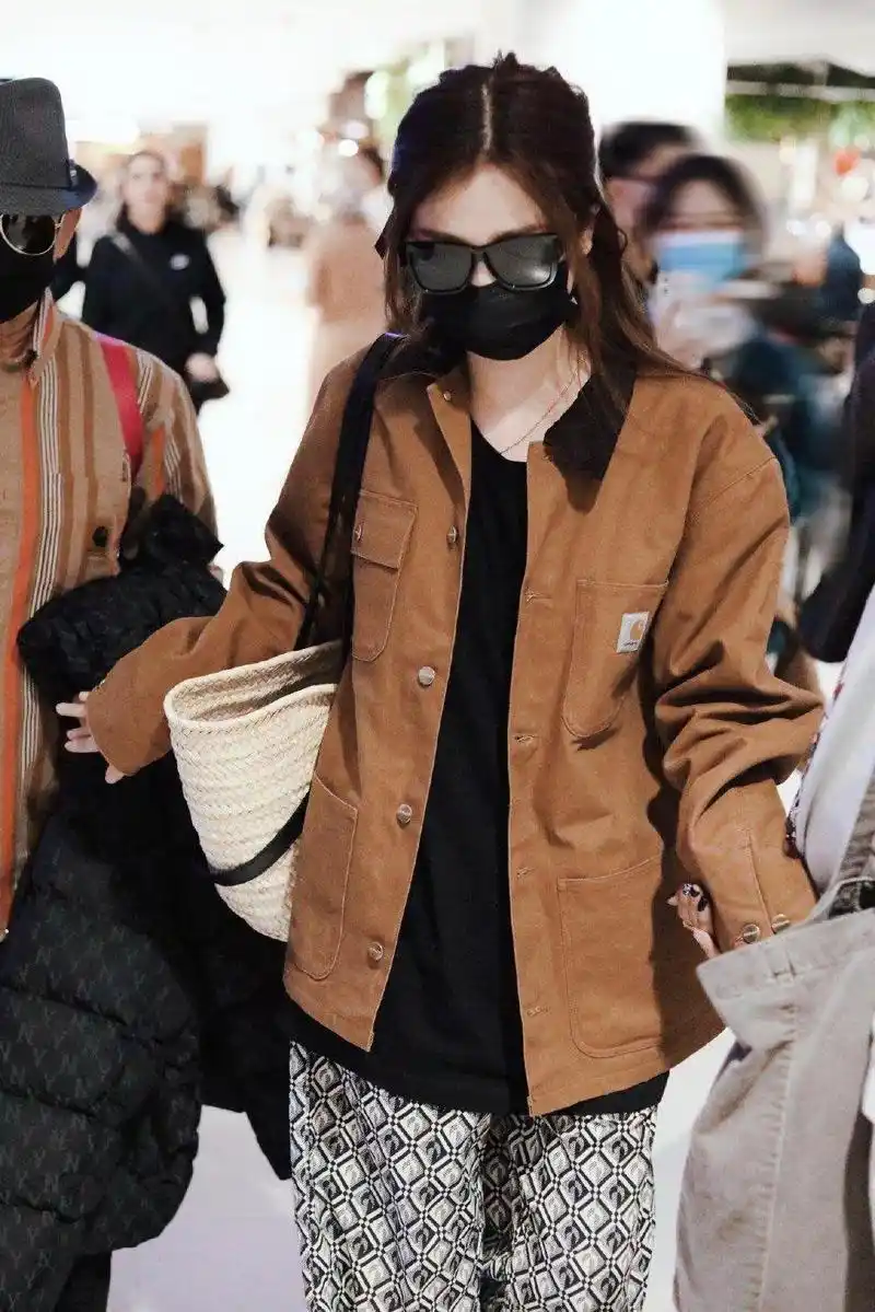 虞书欣现身机场,穿搭休闲舒适,仿佛走路都"带风"!