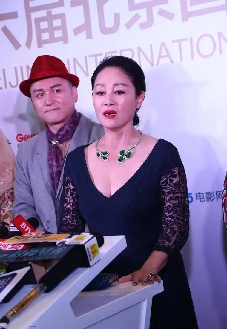 58岁王姬太敢穿,黑色礼裙挑战"大领口",翡翠项圈真夺目_时尚_身材