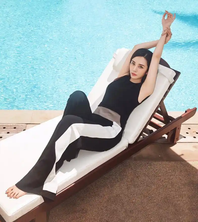 王晓晨 写真大片  秀美腿玉足