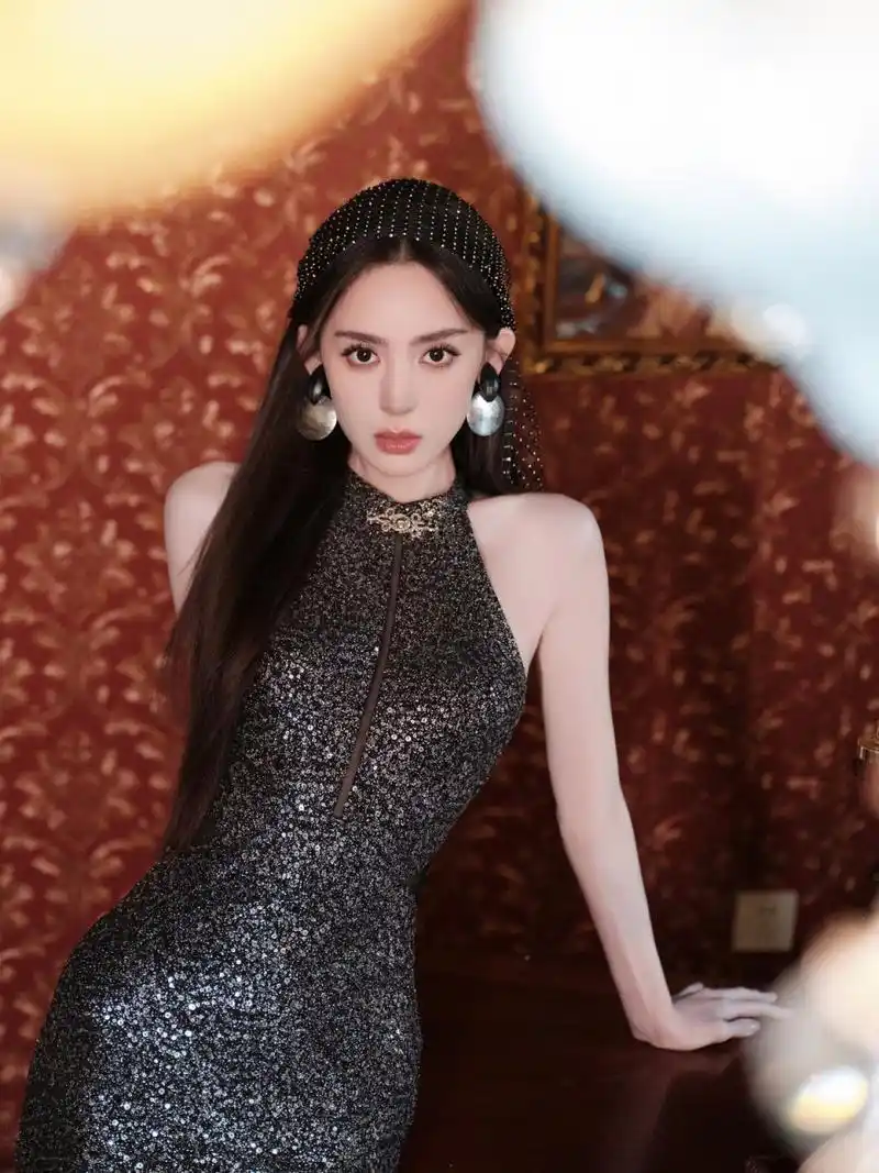 古力娜扎最新写真,挂脖露肩裙演绎婀娜身姿,香肩美腿事业线十分抢眼!