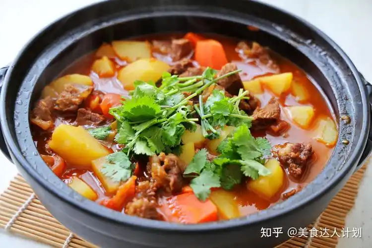 制作配料:牛肉1块 土豆3个 胡萝卜半个 西红柿4个 香菜2颗 生抽2勺