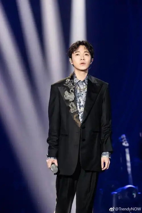 吴青峰一袭acne studios立体绣西服套装亮相《我是歌手》