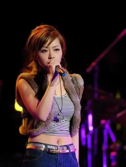 最终凭借她独特的海豚音和感人至深的歌声荣获了当届《超级女声》的