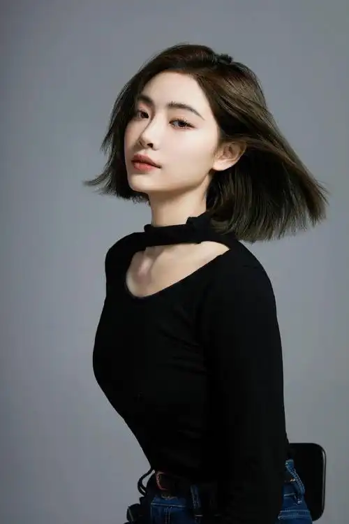 露肩黑上衣造型#许佳琪三月营业随拍,黑色露肩上衣短发造型,帅气飒爽!