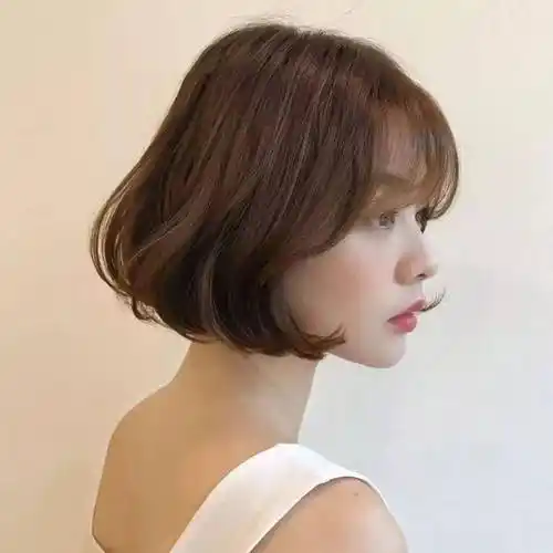 齐耳短发发型造型更多变,修饰脸型好打理,但是最经典百搭的短发还是齐