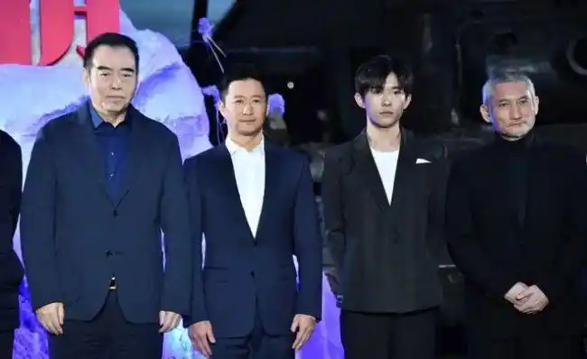 吴京和众多大佬喝酒聚会张涵予抽雪茄好霸气2