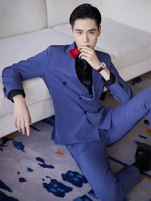 胡一天现身活动现场,穿一套蓝色西装,化身成"霸道总裁"!