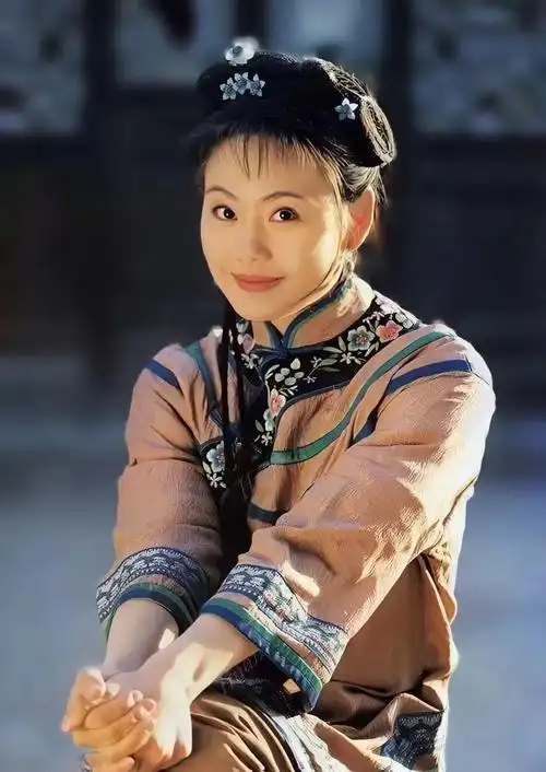 小燕子赵薇柳青柳红21年后再同框还珠上演回忆杀如今演员身价差距大