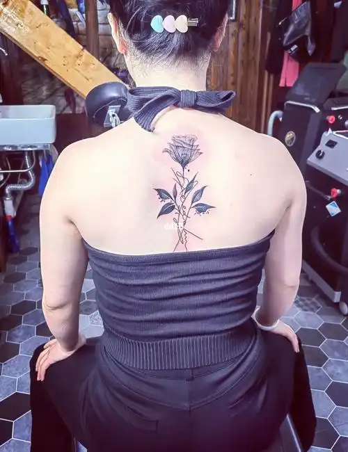 女生背部纹身