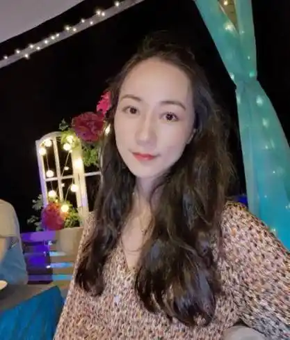 韩雪街头拍戏,穿制服,打领带派头十足,路人镜头下"竹竿腿"优越_气质