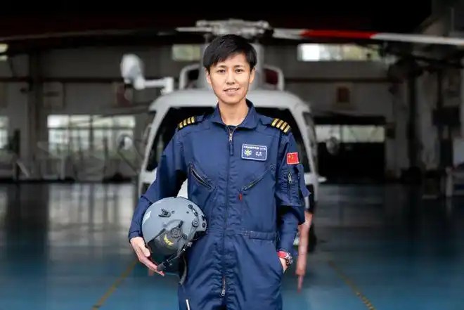 最帅女飞行员宋寅中国首位女搜救机长她的传奇被拍成电影