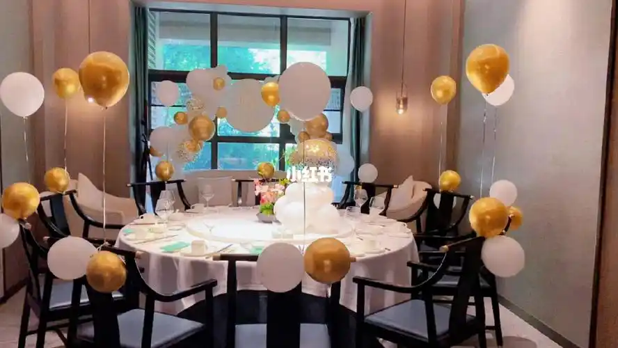 简单的生日包厢气球布置生日布置餐厅布置