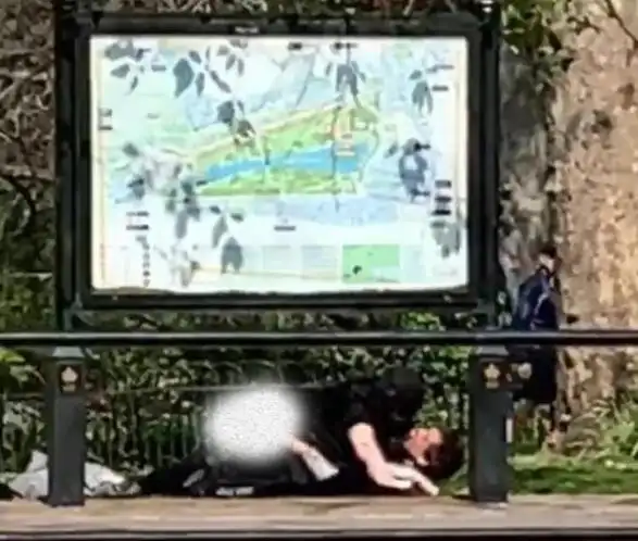 英国情侣难改疫情陋习,在公园光身负距离接触,无视大人小孩围观