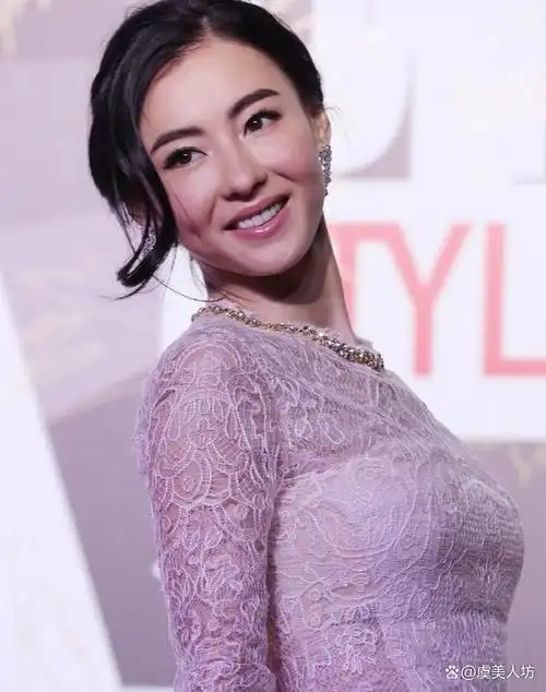 说起张柏芝,这位1980年出生的香港女星,很多人会想起周星驰,因为当年