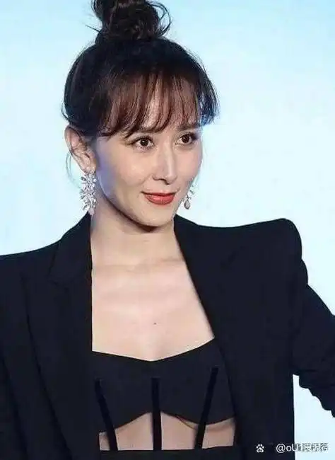 身材真"有料"!45岁胡静长得真漂亮,女人味十足