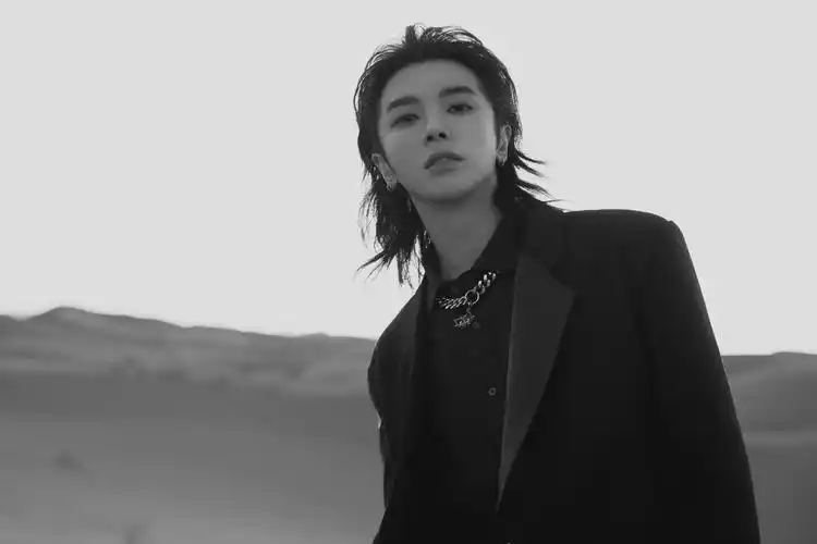 华晨宇工作室分享沙漠写真,西装背头造型的花花也太帅了吧!