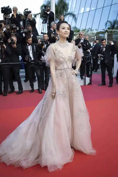 原创又被章子怡惊艳了穿深v领薄纱连衣裙走红毯气质高贵又优雅