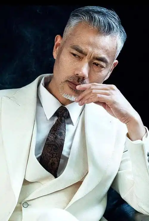 六七十岁男人:尽量少留这3种发型,听着洋气,实际土气,很油腻_头发