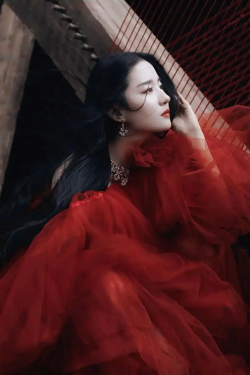 红色裙子的茜茜见过没,真的漂亮.2020年刘亦菲时尚芭莎开年 - 抖音