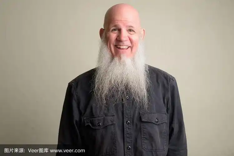 快乐成熟的光头留着长长的灰胡子,笑着