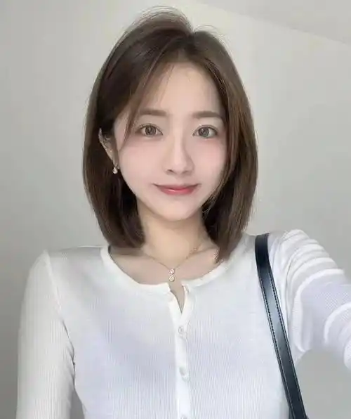 波波头,也称为鲍勃头或鲍伯头,是一种短发发型,长度通常在下巴和肩膀