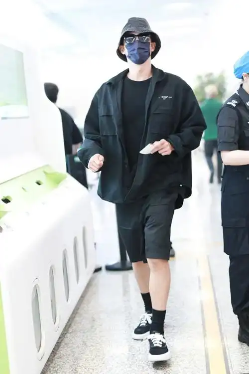 黄景瑜很会穿,"上长下短"造型很显潮流感,没浪费187cm的身高