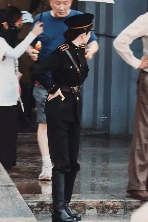 原创杨幂黑色军装照充满张力束腰皮带凸显傲人上围妥妥的制服诱惑