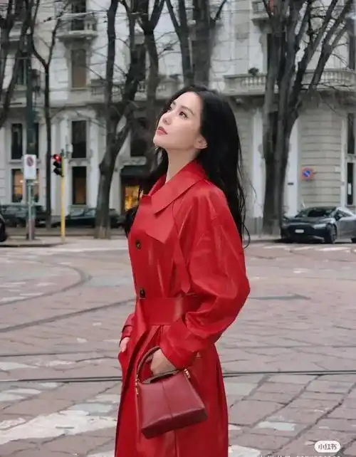 刘诗诗米兰时装周街拍美照一袭红色皮风衣外套长裙优雅气质