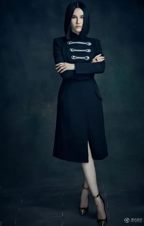 组图尚雯婕时尚大片曝光裤装秀腿攻气十足