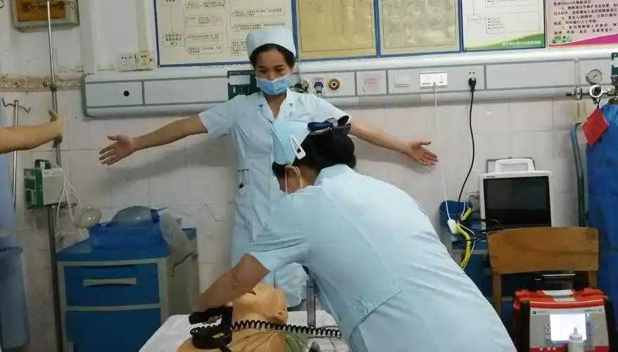 护理人员于7月26日下午在抢救室开展使用除颤仪突发故障的应急演练