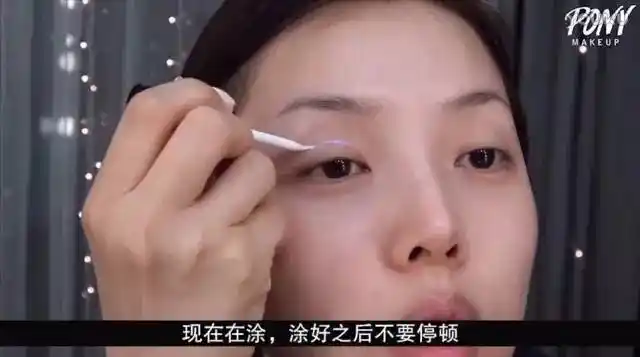 ④ 涂上双眼皮胶后,快速往里顶.