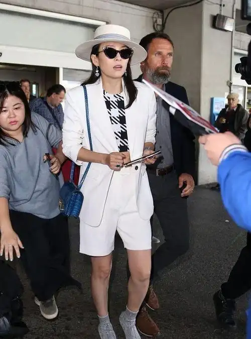 近日,章子怡抵达尼斯机场,当天她是为了去参加电影节的活动,身穿白色