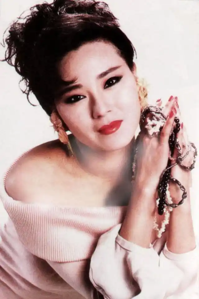 香港早期美女演员被誉为倾城倾国如今60岁的她风韵犹存却是孤家寡人也