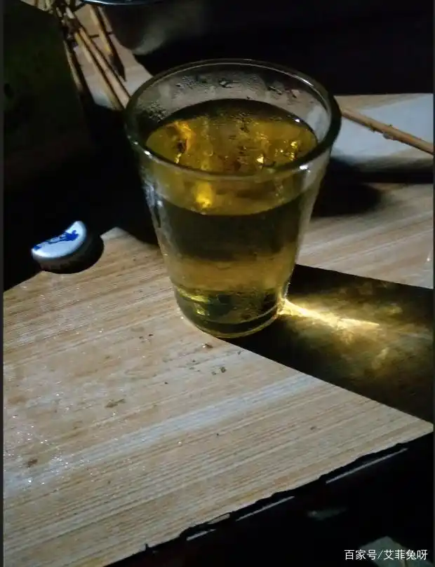 男子和二哥喝酒回家路上,二哥醉酒倒地不起,男子吓哭:摸不着脉了