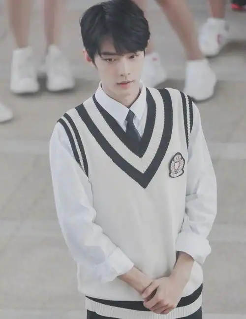 肖战能不能麻烦你接个可以穿校服的角色,也为校服正正名,不是人家衣服