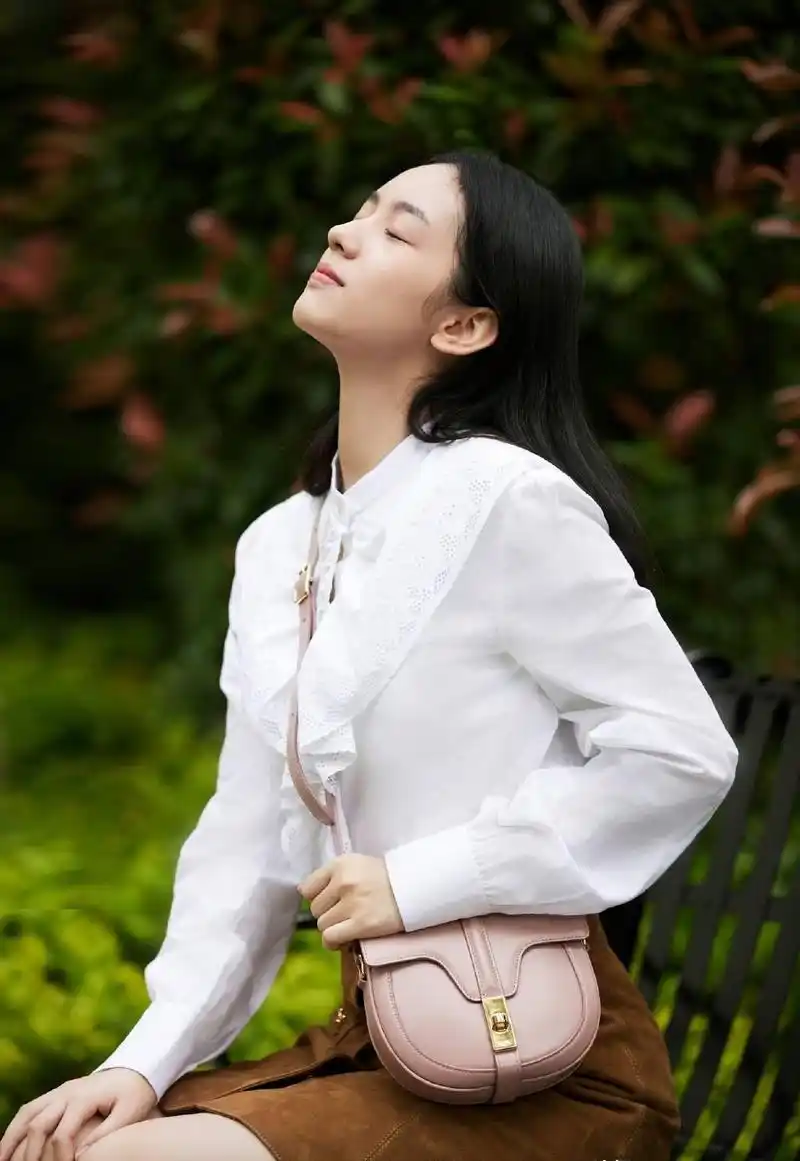 周也:颜值与演技并驾齐驱的新生代女演员 周也,这位95后小花,凭借其