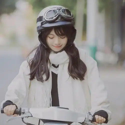 小清新头盔少女微信头像