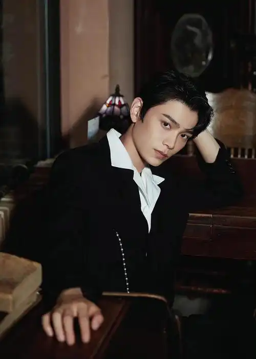 复古,摩登,墨镜,背头 丁禹兮工作室出图20210927