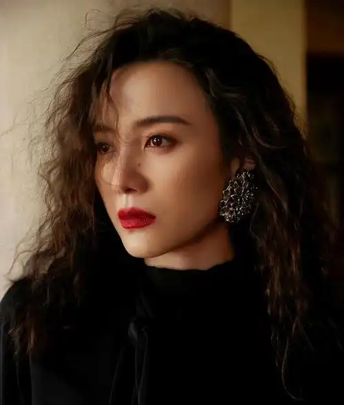 宋佳从小就展现出与众不同的个性,这多亏了父母为她营造的自由成长