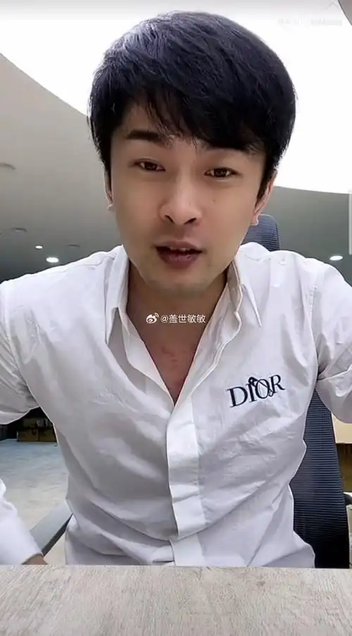 一直标榜"农民儿子"的辛巴很喜欢穿奢侈品衣服,特别是