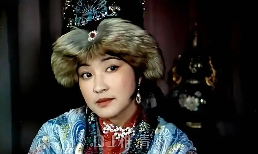 相比之下,刘晓庆在1989年版《红楼梦》中的表现虽然无法与邓婕相提并