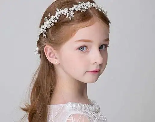 这是好看的花童头发发型,这样的花童发型扎成了可爱的小公主头发型,再